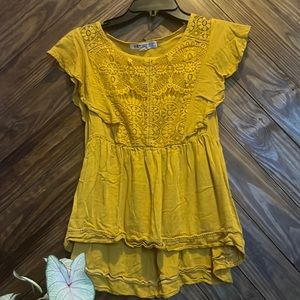 Cute Jolt top. Size: Large. Color: Mustard yellow